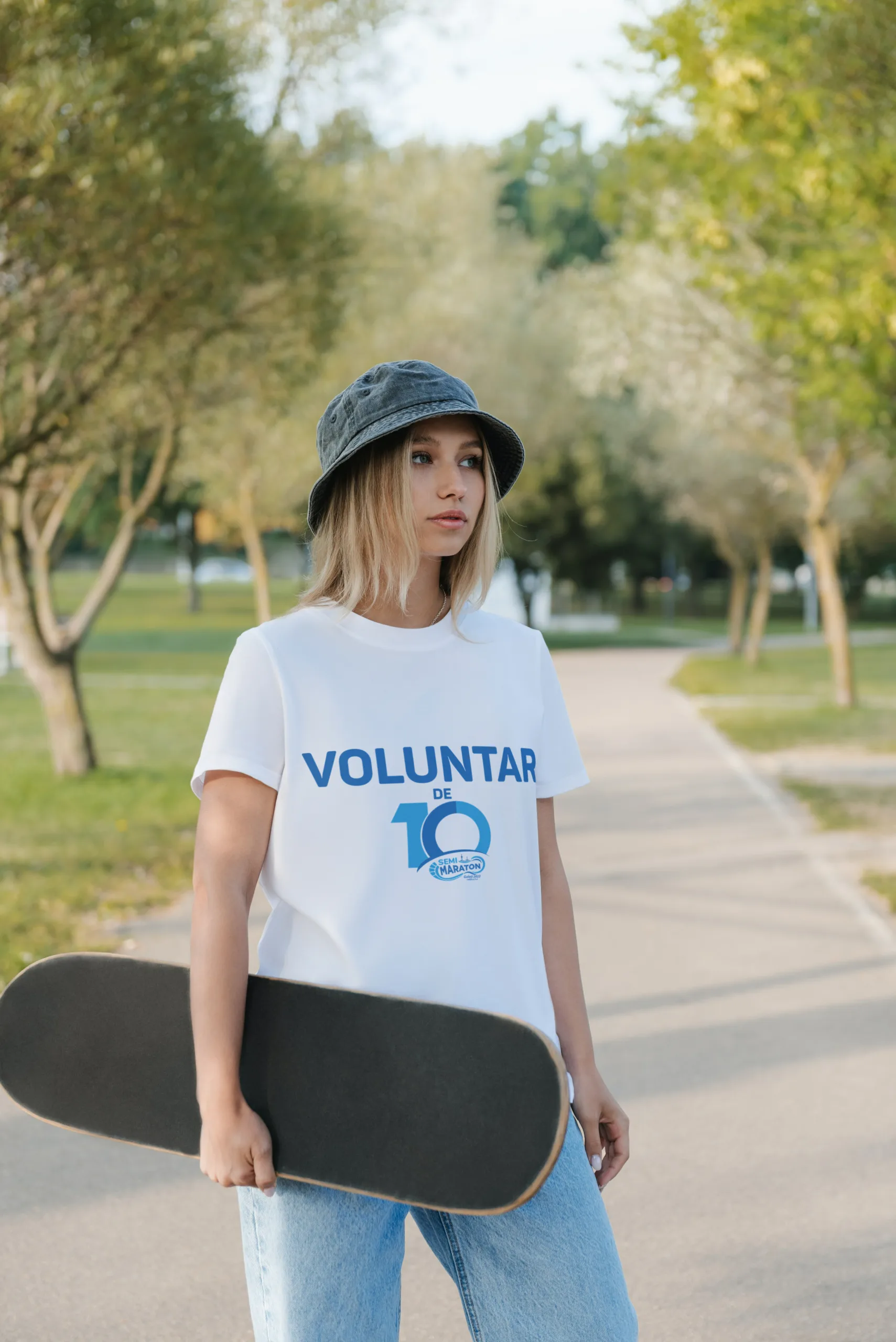 Woman wearing a T-shirt in the skatepark_tricou voluntar
